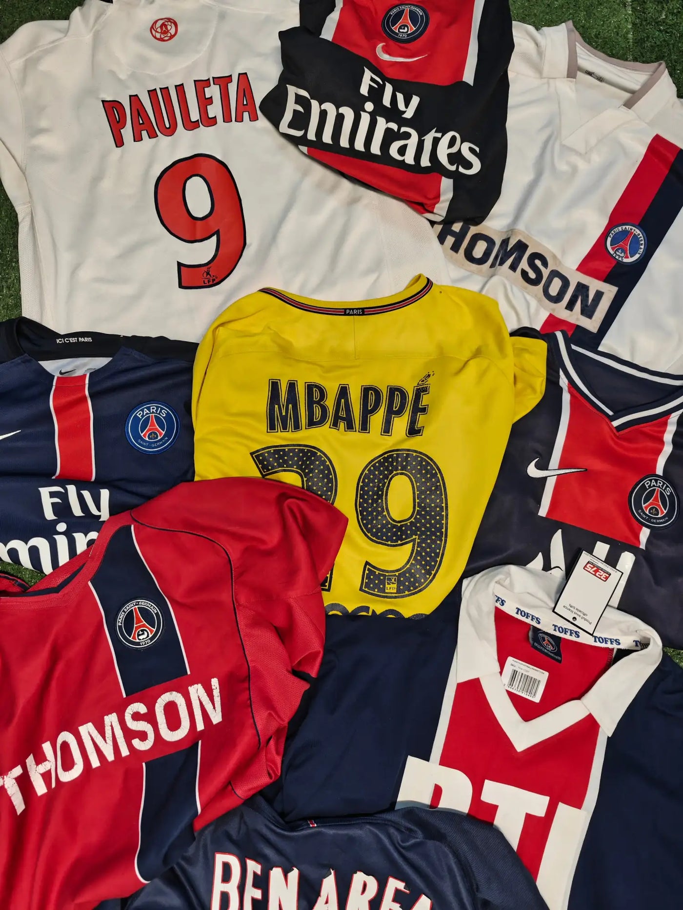 Maillot jaune avec le numéro noir 99 et le nom mabppe en lettres grasses.